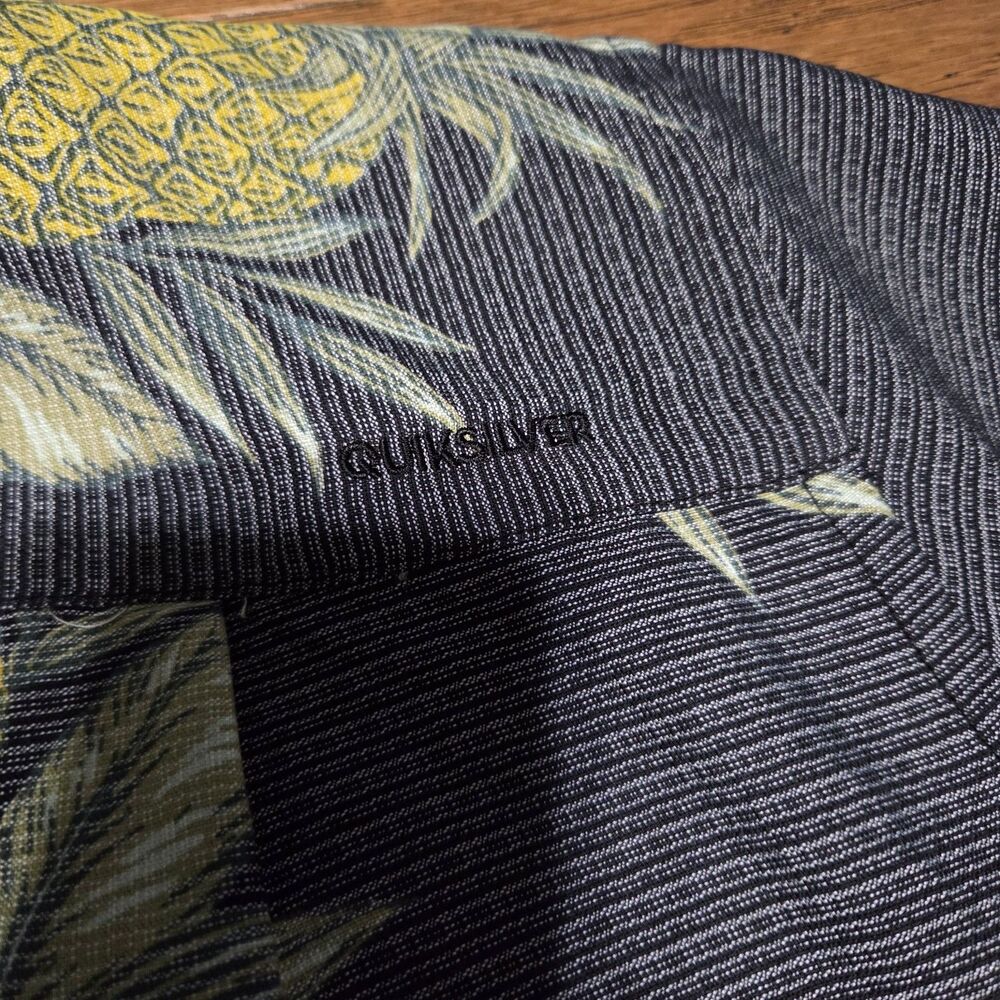 Quicksilver Waterman Collection Men’s XXL Comfort Fit Hawaiian Floral Pineapple - Picture 4 of 7